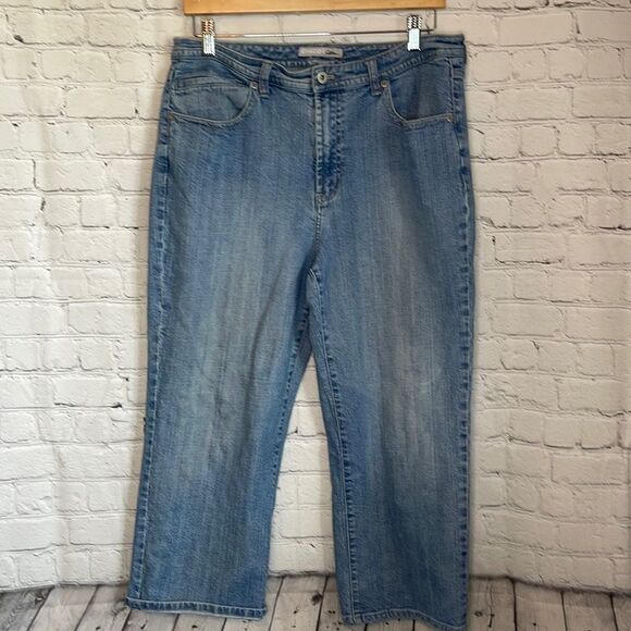 Chico’s Platinum Denim Capri Pants with embellished pocket size 2 - Picture 1 of 7